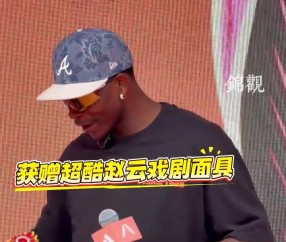 开云体育官网-华子成都之行获赠赵云脸谱 直言期待观赏熊猫体验火锅